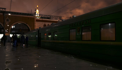 Zug von Moskau nach Bishkek am Abfahrtsort Kasaner Bahnhof in Russland