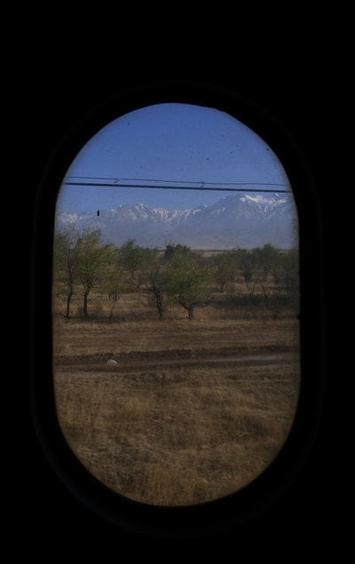 Blick aus dem Zugfenster auf die Berge in Kasachstan