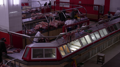 Auf den Theken in der Fleischhalle liegen ausgenommene Tierleiber zum Zerteilen bereit