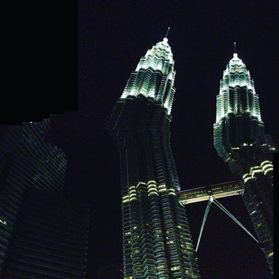 Ein verzerrrtes Panoramabild der Petronas Towers in Kuala Lumpur