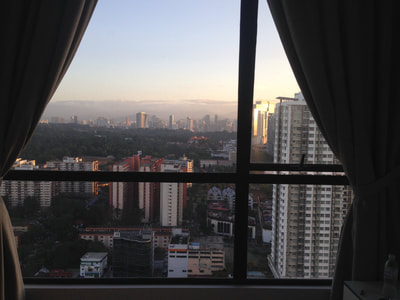 Blick aus dem Fenster auf die Skyline von Kuala Lumpur im Morgenlicht